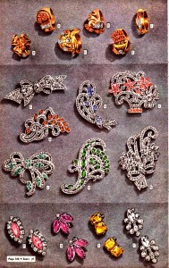 Brooches were a common accessory in 1943