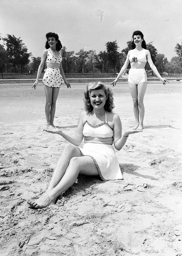 1945-women-on-the-beach.jpg